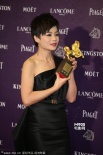 最佳女配杨雁雁后台亲吻奖杯 感谢家人一路陪伴