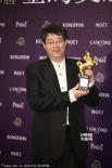 《看见台湾》主创进后台 导演捧最佳纪录片奖杯