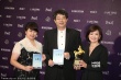 《看见台湾》主创进后台 导演捧最佳纪录片奖杯