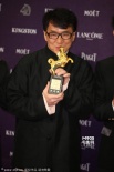 成龙获奖开心亮相后台 携成家班齐亲吻金马奖杯