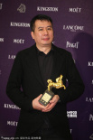 《一代宗師》獲最佳美術(shù)設(shè)計(jì) 邱偉明后臺(tái)捧獎(jiǎng)杯