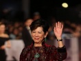 凌波蕾絲裙優(yōu)雅現(xiàn)身紅毯 微笑示意風(fēng)采不減當(dāng)年