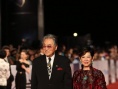 凌波蕾絲裙優(yōu)雅現(xiàn)身紅毯 微笑示意風(fēng)采不減當(dāng)年