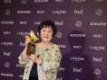 終身成就獎(jiǎng)得主甄珍現(xiàn)身后臺(tái) 一代玉女喜捧獎(jiǎng)杯