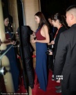 周韦彤获保安护驾露性感长腿 侧身秀半裸美背