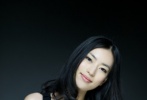 王菲與李亞鵬離婚后，雖然雙方都對外表示沒有第三者，不過李亞鵬近日卻被拍到與一名年輕女子牽手激吻，并共度春宵11小時，引發(fā)外界軒然大波，而該名女子的身分也迅速被起底，原來她是娛樂圈新人，名叫馮靜恩。