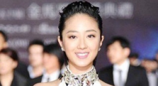 桂綸鎂優(yōu)雅白色長裙亮相 性感露背盡顯女神風范