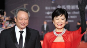 林青霞大红长裙雍容华贵 携李安红毯“快闪”