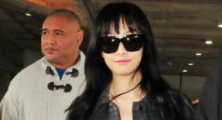 宋茜赴港老外保镖护送国际范 热情粉丝狂送礼物