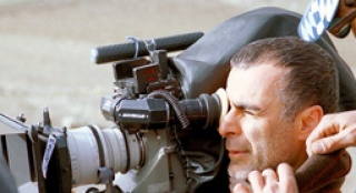 伊朗电影人执着追求 巴赫曼为镜头穿越两伊边境