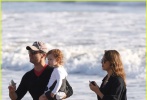 杰西卡·阿尔芭全家海滩度假 携老公女儿享天伦