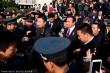施瓦辛格西安观看兵马俑 遭围堵无架子亲和力足