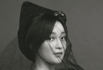 周迅永遠都是華語明星中Chanel品牌的最優(yōu)雅代言人。這件Chanel 2013秋季高定毛呢One piece也是一樣，剪裁干凈利落，沒有花哨夸張的裝飾，與周公子的氣質(zhì)十分貼合，永遠一副與世無爭的淡然面孔，很難讓人將她與這個紛繁復雜的娛樂圈聯(lián)系在一起。