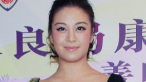 廖碧儿出席晚宴秀事业线 大方恭喜旧爱陈豪当爹