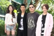 周迅穿大衣倦脸撑新片见面会 黄晓明谈心仪女生