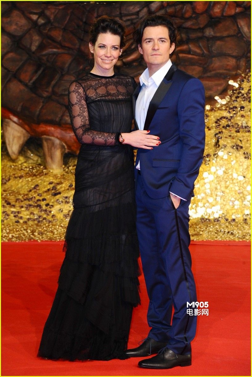 《霍比特人2》欧洲首映 奥兰多红毯亲密拥莉莉