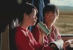雖然他在出演獨(dú)立電影《盲井》后又獲了獎(jiǎng)，但這個(gè)事情你是什么時(shí)候得知的呢？是不是他出演完《天下無賊》一炮而紅后，人們說起王寶強(qiáng)這個(gè)人，才有人挖出他之前做群眾演員和《盲井》的新聞呢？一個(gè)演員挖掘重要，后天發(fā)展更重要，馮小剛助了他一臂之力，把他徹徹底底的捧紅了。都紅到海外在國際影壇紅毯上向他的妻子（孩兒他媽）求婚了。