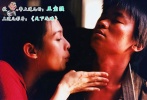 雖然他在出演獨(dú)立電影《盲井》后又獲了獎(jiǎng)，但這個(gè)事情你是什么時(shí)候得知的呢？是不是他出演完《天下無賊》一炮而紅后，人們說起王寶強(qiáng)這個(gè)人，才有人挖出他之前做群眾演員和《盲井》的新聞呢？一個(gè)演員挖掘重要，后天發(fā)展更重要，馮小剛助了他一臂之力，把他徹徹底底的捧紅了。都紅到海外在國際影壇紅毯上向他的妻子（孩兒他媽）求婚了。