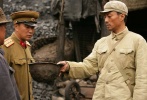他之前就是幕后配音的，一直默默無聞。出演馮導(dǎo)的《甲方乙方》《手機(jī)》中還不被大眾所注意，但私下與馮導(dǎo)結(jié)下了交情，在《集結(jié)號》中一炮而紅，算是大器晚成。他身上的仗義之氣和淡泊名利的心態(tài)被馮小剛所看好，之后的力作《一九四二》《風(fēng)聲》穩(wěn)扎穩(wěn)打演技出眾。