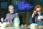 蒂姆·波頓和海倫娜·邦漢·卡特這對完美組合相信所有影迷都不會陌生，他們以獨特的“怪咖”風格強強聯(lián)手，在大銀幕上奉獻了一部又一部令人驚艷的電影作品，海倫娜也被蒂姆·波頓稱作是自己的“繆斯”，《黑暗陰影》、《愛麗絲夢游仙境》、《大魚》、《理發(fā)師陶德》……蒂姆·波頓的所有想象力都在妻子的身體中綻放、爆炸。