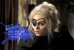 他們在拍攝蒂姆·波頓導演影片《人猿星球》時相識，盡管這部影片在評論界保守批評，被公認為蒂姆·波頓最差的電影，盡管海倫娜在片中扮演一只母猩猩，幾乎看不出人形，但這部影片還是讓蒂姆離開了已經(jīng)訂婚的女友麗莎·瑪麗，選擇了這位獨一無二的“哥特式”姑娘海倫娜。