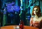 蒂姆·波頓和海倫娜·邦漢·卡特這對完美組合相信所有影迷都不會陌生，他們以獨特的“怪咖”風格強強聯(lián)手，在大銀幕上奉獻了一部又一部令人驚艷的電影作品，海倫娜也被蒂姆·波頓稱作是自己的“繆斯”，《黑暗陰影》、《愛麗絲夢游仙境》、《大魚》、《理發(fā)師陶德》……蒂姆·波頓的所有想象力都在妻子的身體中綻放、爆炸。