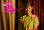 姜文正在拍攝的影片《一步之遙》是2014年值得期待的作品之一，女神舒淇的加入也成為一時話題。但是在近幾年姜文影片的卡司名單中，總少不了另一個女人的名字，也許不都以女主角的身份出現(xiàn)，但是每每飾演的角色卻十分出彩——這個人就是姜文的妻子周韻。2006年拍攝《太陽照常升起》時，周韻“一夜大肚”，也“一夜成名”。和電影共同孕育的還有他們二人的兒子。但其實二人的定情之作應該追溯到1998年拍攝何平指導的《天地英雄》，在這部影片中，姜文是男主角，而周韻只是個被剃掉光頭的小和尚，在劇組的幾次相處使兩人結識并一直保持著聯(lián)系，隨后在姜文與法國妻子分居期間，一次“巧遇”（誰知道？）讓他們最終走到了一起。