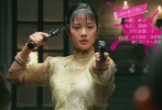 姜文正在拍攝的影片《一步之遙》是2014年值得期待的作品之一，女神舒淇的加入也成為一時話題。但是在近幾年姜文影片的卡司名單中，總少不了另一個女人的名字，也許不都以女主角的身份出現(xiàn)，但是每每飾演的角色卻十分出彩——這個人就是姜文的妻子周韻。2006年拍攝《太陽照常升起》時，周韻“一夜大肚”，也“一夜成名”。和電影共同孕育的還有他們二人的兒子。但其實二人的定情之作應該追溯到1998年拍攝何平指導的《天地英雄》，在這部影片中，姜文是男主角，而周韻只是個被剃掉光頭的小和尚，在劇組的幾次相處使兩人結識并一直保持著聯(lián)系，隨后在姜文與法國妻子分居期間，一次“巧遇”（誰知道？）讓他們最終走到了一起。