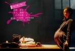 姜文正在拍攝的影片《一步之遙》是2014年值得期待的作品之一，女神舒淇的加入也成為一時話題。但是在近幾年姜文影片的卡司名單中，總少不了另一個女人的名字，也許不都以女主角的身份出現(xiàn)，但是每每飾演的角色卻十分出彩——這個人就是姜文的妻子周韻。2006年拍攝《太陽照常升起》時，周韻“一夜大肚”，也“一夜成名”。和電影共同孕育的還有他們二人的兒子。但其實二人的定情之作應該追溯到1998年拍攝何平指導的《天地英雄》，在這部影片中，姜文是男主角，而周韻只是個被剃掉光頭的小和尚，在劇組的幾次相處使兩人結識并一直保持著聯(lián)系，隨后在姜文與法國妻子分居期間，一次“巧遇”（誰知道？）讓他們最終走到了一起。