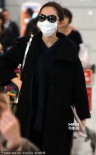 杨幂戴口罩现身机场 着宽松风衣藏身材孕事成迷