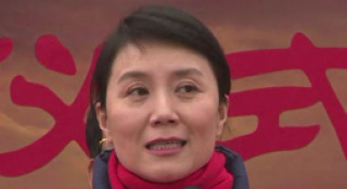 嚴曉頻片場下跪替兒子賠罪 感受“永遠的守望”