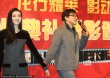 成龙携景甜宣传新片 跪地接小影迷花亲民范十足