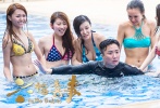 鄭中基身陷美女包圍圈
