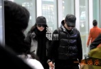 章子怡與汪峰感情迅速升溫至白熱化階段，不顧大眾目光一同從澳門回京，二人身穿情侶照并全程十指緊扣高調(diào)秀恩愛。