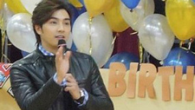 賀軍翔自稱185穿高筒鞋破功 疑似身高灌水矮一截