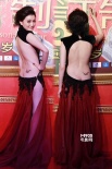 邱曄秀美背露股溝搏上位 郭書瑤俯身秀渾圓豪乳