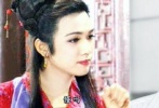 鐘漢良這樣美若天仙的美女古裝造型，不要說(shuō)我們普通女人看了會(huì)自卑了，哪怕是娛樂(lè)圈的女星看了也會(huì)心里暗自慚愧一下吧?；蛟S，電視機(jī)前的男觀眾無(wú)意中掃到這個(gè)鏡頭時(shí)，一定會(huì)目不轉(zhuǎn)睛的詢(xún)問(wèn)，她是誰(shuí)啊。不過(guò)知道答案的那一刻心里一定是怪怪的……