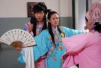 井柏然的女裝扮相無(wú)論是發(fā)型還是服飾都很到位，不過(guò)化妝師似乎為了給這張臉做修飾了。如果膚色再修飾的細(xì)膩些，鼻翼再修飾的精巧些，那出來(lái)的效果絕對(duì)對(duì)得起這身“華麗霓裳”。
