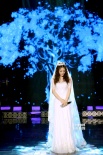 柳巖穿潔白婚紗亮相浪漫唯美 深情獻唱失控淚奔
