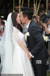 杨幂、刘恺威婚礼现场直击 新郎新娘幸福接吻
