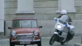 《谍影重重》精彩片段 伯恩穿梭巴黎街区夹缝逃生