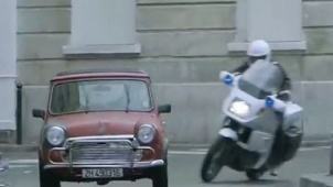 《谍影重重》精彩片段 伯恩穿梭巴黎街区夹缝逃生