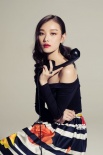 倪妮登電影雜志封面 卷發(fā)紅唇演繹經(jīng)典性感女郎