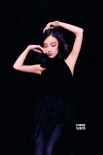 倪妮登電影雜志封面 卷發(fā)紅唇演繹經(jīng)典性感女郎