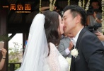 楊冪、劉愷威在巴厘島結(jié)婚。在現(xiàn)場，新郎新娘交換戒指、深情接吻，現(xiàn)場洋溢著幸福的氣氛，雙方家長和友人們在現(xiàn)場共同見證這甜蜜的時刻。