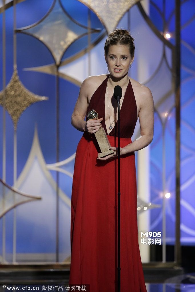 艾米·亚当斯获最佳喜剧女主角 红裙性感吸睛
