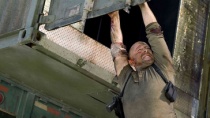 《虎胆龙威4》惊险片段 布鲁斯·威利斯救女不要命
