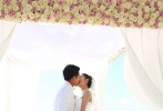 陈思诚、佟丽娅大溪地举行婚礼 新人甜蜜接吻