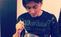 謝霆鋒認(rèn)真擺盤秀廚藝 酷帥廚男獲贊完美男神
