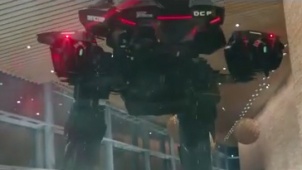 《机械战警》新曝片段 黑超特警敏捷对决巨型机器